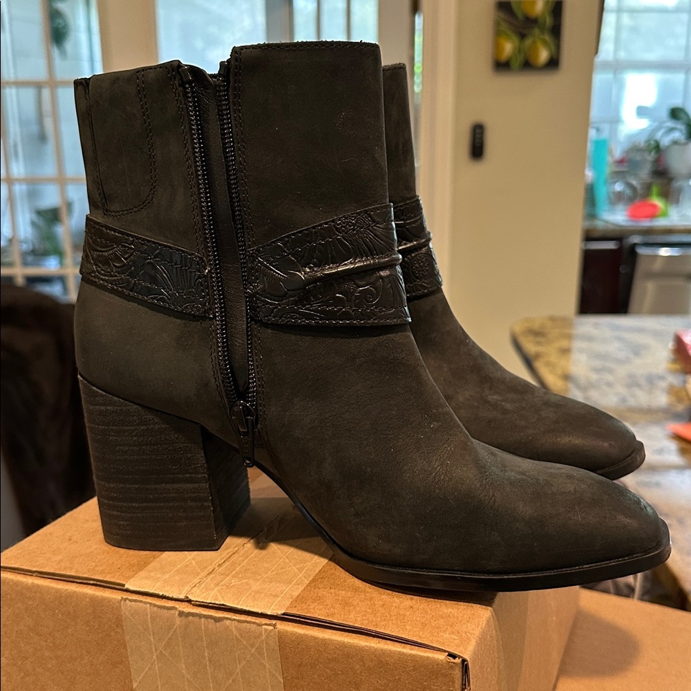 Vionic Carnelia black leather ankle boot, 3.25" block heel, size 8 - Picture 3 of 6